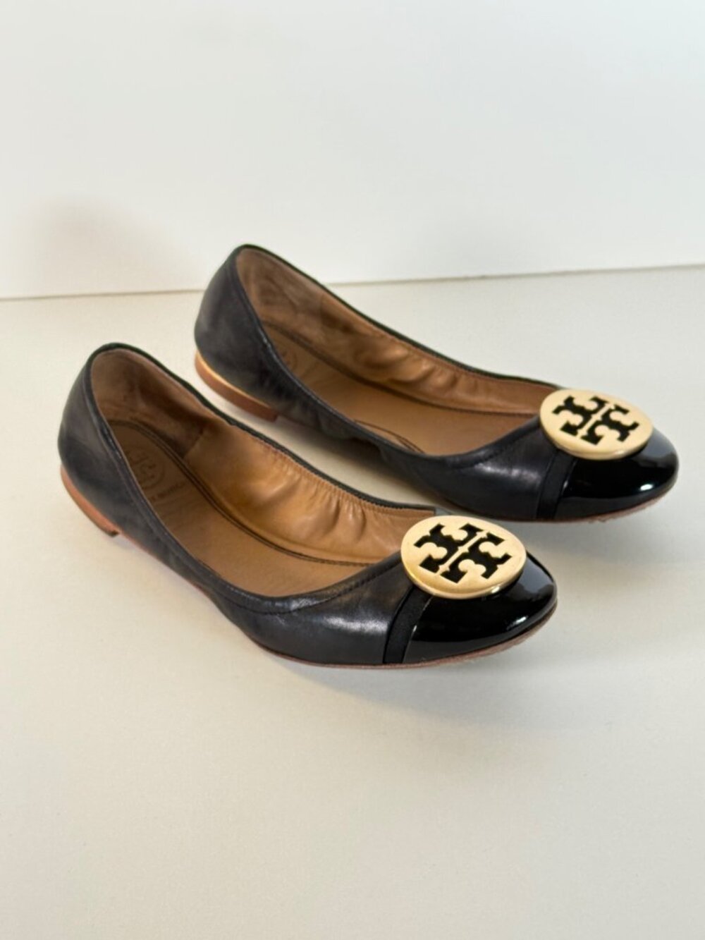 Tory Burch Minnie Patent Leather Cap Toe Ballet Flats Black Gold TB Logo - Picture 3 of 12